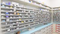 スギ薬局 平野東店の薬棚