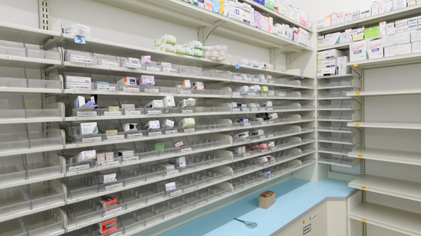 スギ薬局 巽北店の薬棚