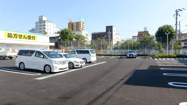 スギ薬局 巽北店の駐車場