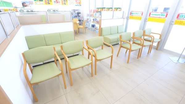 スギ薬局 豊橋三本木店の待合スペース