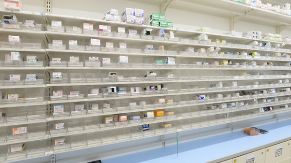 スギ薬局 豊橋三本木店の薬棚