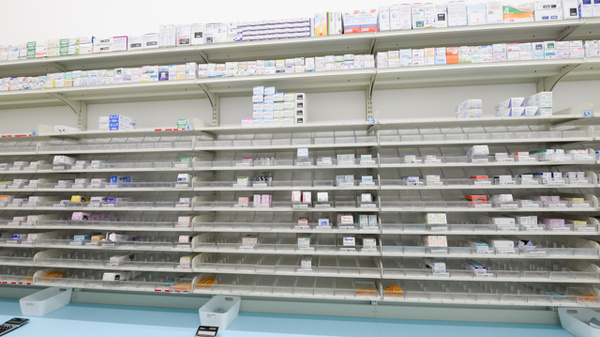 スギ薬局 高槻大畑店の薬棚