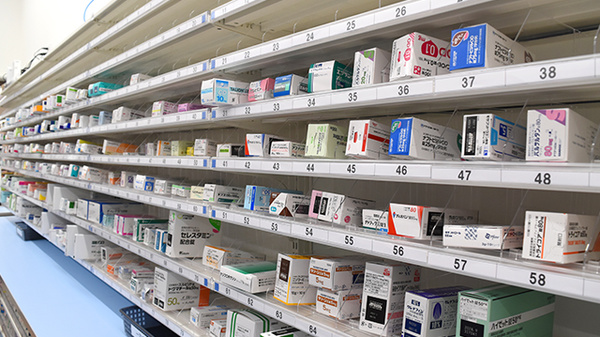 杏林堂薬局　新初生店の薬棚