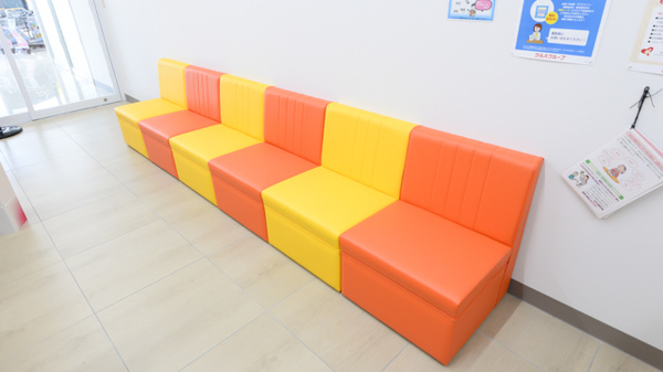 調剤薬局ツルハドラッグ尼崎東園田店の待合スペース