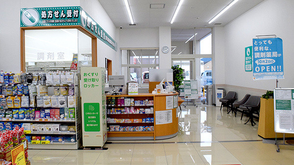 ユタカ薬局高月の入口
