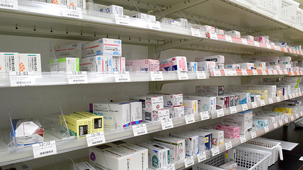 ユタカ薬局高月の薬棚