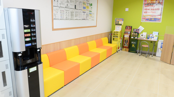 調剤薬局ツルハドラッグ釧路豊川店の待合スペース