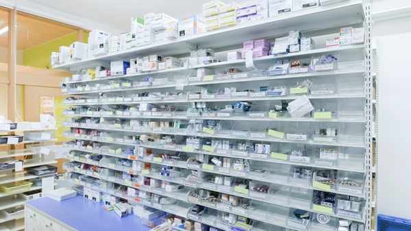 調剤薬局ツルハドラッグ釧路豊川店の薬棚