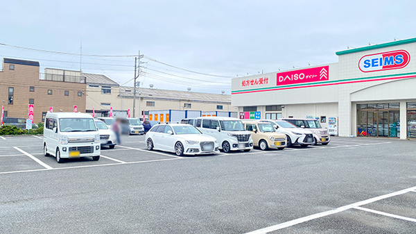 ドラッグセイムス入間あずま町薬局の駐車場