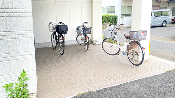ドラッグセイムス入間あずま町薬局の駐輪場