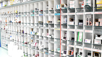 温品調剤薬局の薬棚