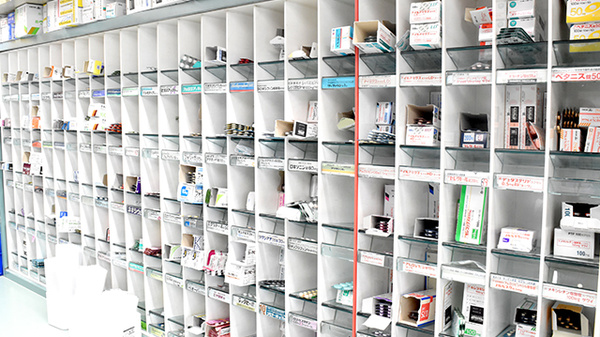 温品調剤薬局の薬棚