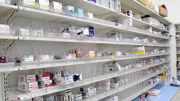 ププレひまわり薬局手城店の薬棚
