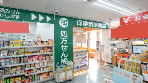 調剤薬局ツルハドラッグたまプラーザ駅前店の入口
