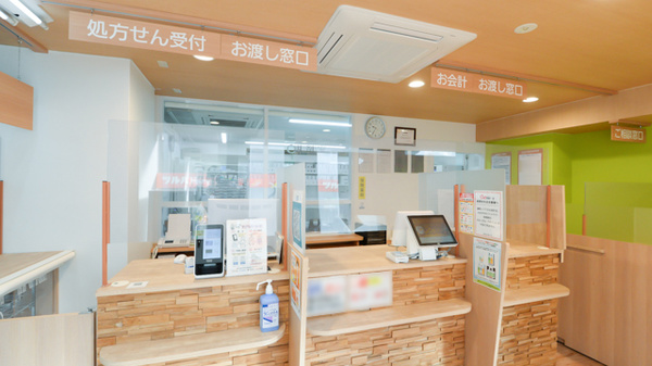 調剤薬局ツルハドラッグたまプラーザ駅前店の受付/カウンター