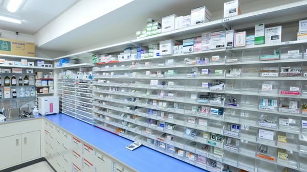 調剤薬局ツルハドラッグたまプラーザ駅前店の薬棚