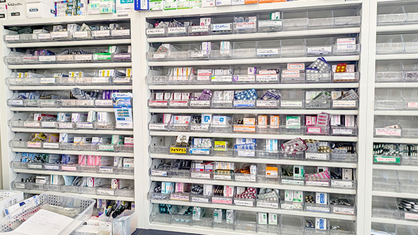 ユニコーン薬局中島店の薬棚