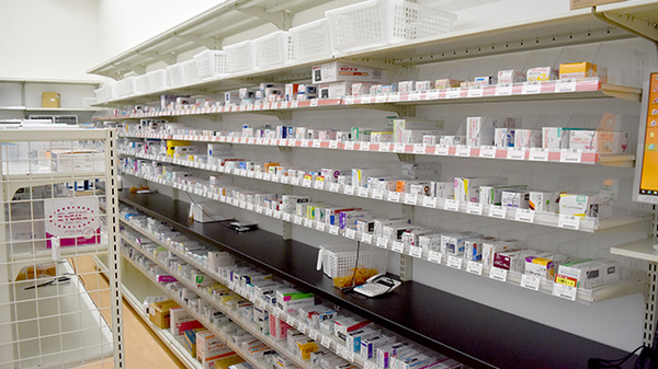 ユタカ薬局豊中熊野の薬棚