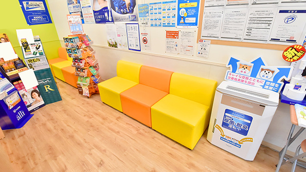 調剤薬局ツルハドラッグ長久手東浦店の待合スペース