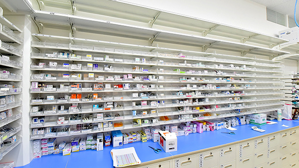 調剤薬局ツルハドラッグ長久手東浦店の薬棚