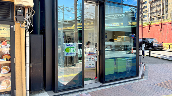 ウェルパーク調剤薬局 飯田橋駅前店の入口