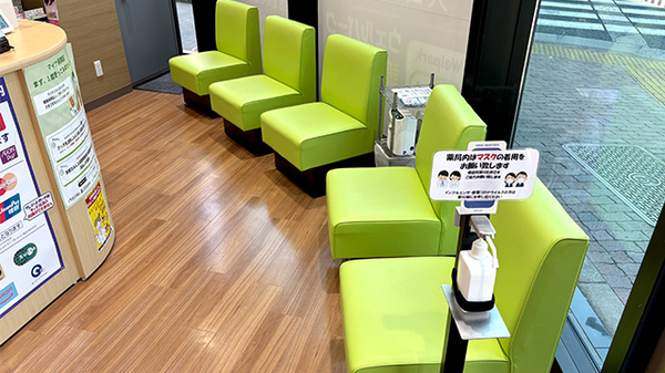 ウェルパーク調剤薬局 飯田橋駅前店の待合スペース