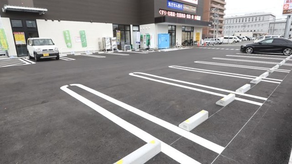 ドラッグイレブン薬局井相田店の駐車場