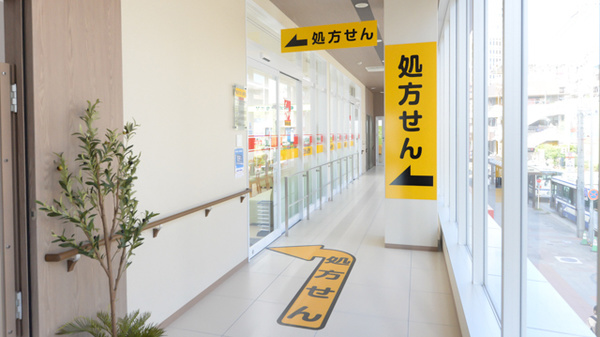 スギ薬局 スギクリニックモール金山店の入口