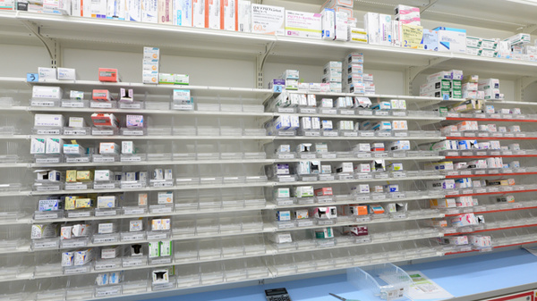 スギ薬局 石尾台店の薬棚