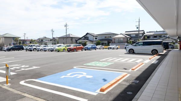 スギ薬局 石尾台店の駐車場