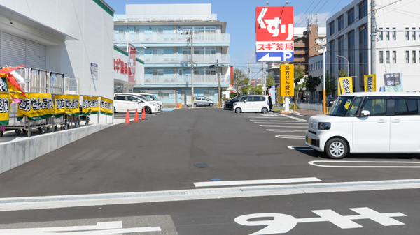 スギ薬局 岸和田春木店の駐車場
