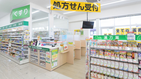 スギ薬局 いなべ店の入口