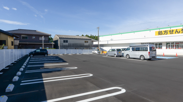 スギ薬局 いなべ店の駐車場