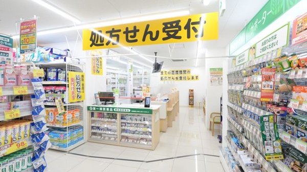 スギ薬局 東寺店の入口