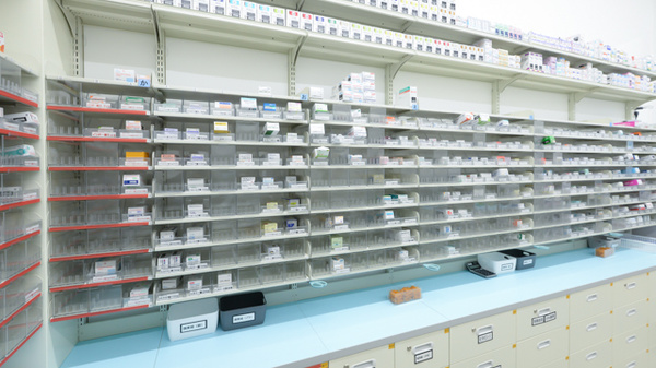 スギ薬局 天王寺駅西店の薬棚