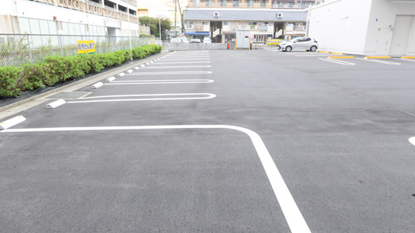 スギ薬局 海老名駅東店の駐車場