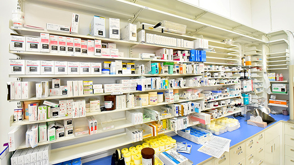 調剤薬局ツルハドラッグ澄川6条店の薬棚