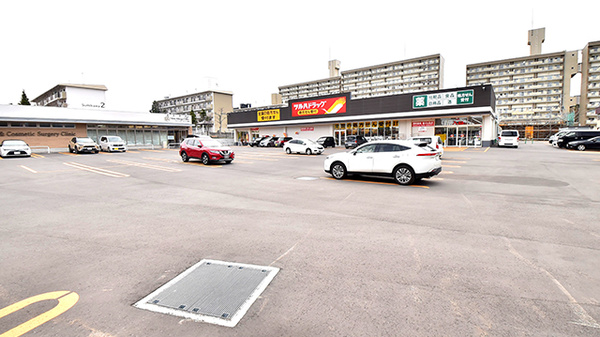 調剤薬局ツルハドラッグ澄川6条店の駐車場