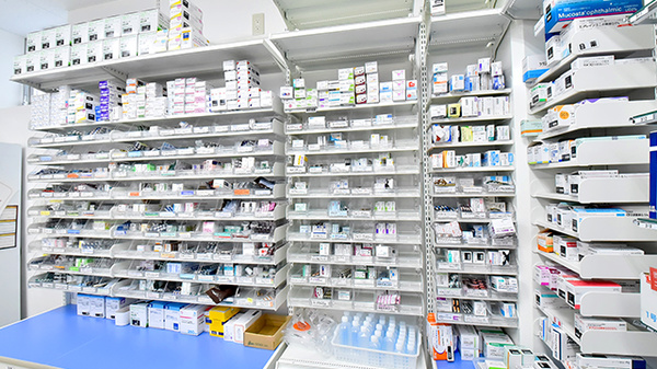 調剤薬局ツルハドラッグ千歳緑町店の薬棚
