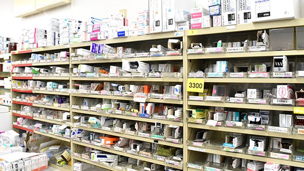 しろくま薬局北巽店の薬棚