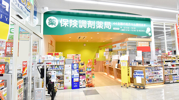 調剤薬局ツルハドラッグ旭川神楽店の入口
