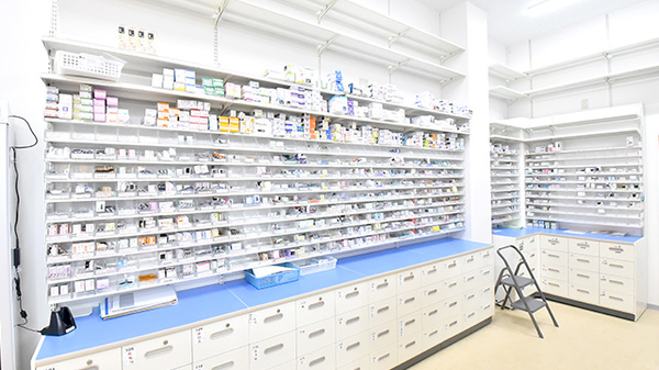 調剤薬局ツルハドラッグ旭川神楽店の薬棚