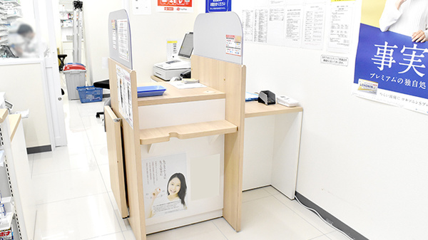 アカカベ薬局　博労町店の受付/カウンター