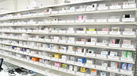 アカカベ薬局　博労町店の薬棚
