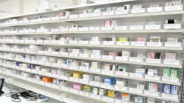 アカカベ薬局　博労町店の薬棚