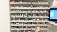 薬局トモズ下北沢南口店の薬棚