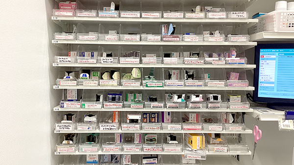 薬局トモズ下北沢南口店の薬棚