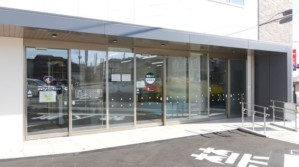 V・drug　志染駅前クレストヒルズ薬局の外観