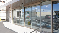 V・drug　志染駅前クレストヒルズ薬局の入口