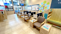 イオン薬局てだこ浦西駅前店の待合スペース